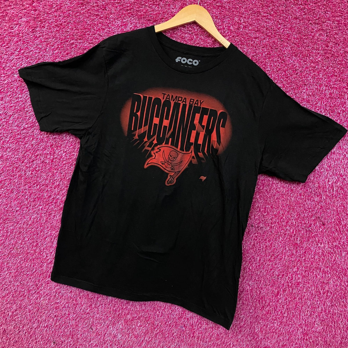 FOCO NFL Tampa Bay Buccaneer Team Logo Graphic T-Shirt XL product image 3