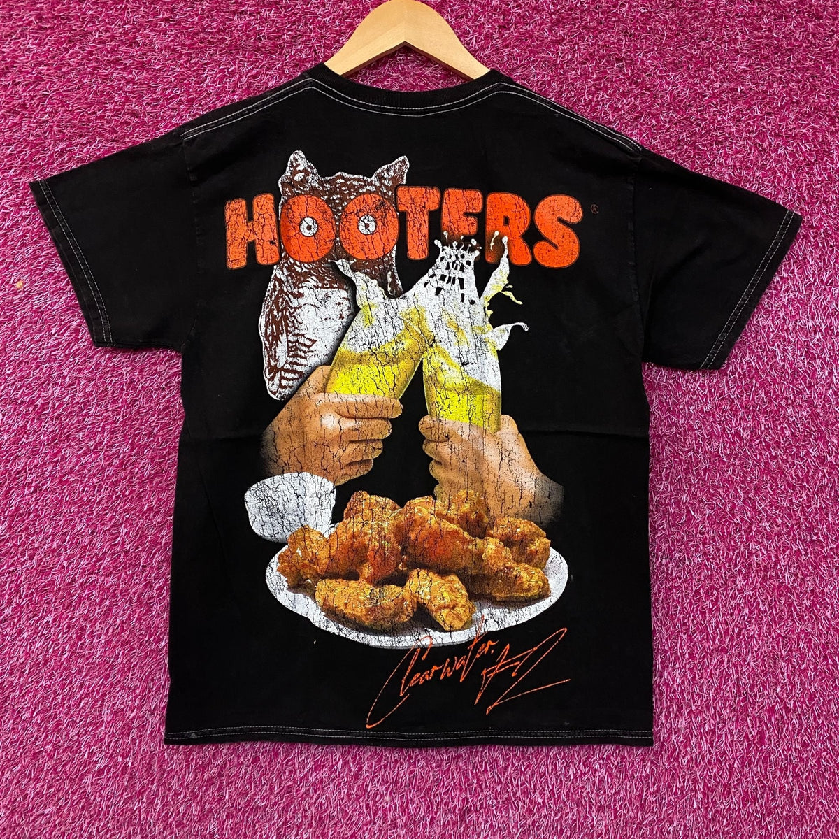 Hooters Clearwater Promotional Graphic T-Shirt Medium product image 1