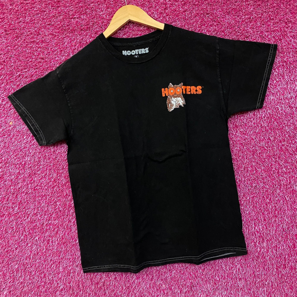 Hooters Clearwater Promotional Graphic T-Shirt Medium product image 9