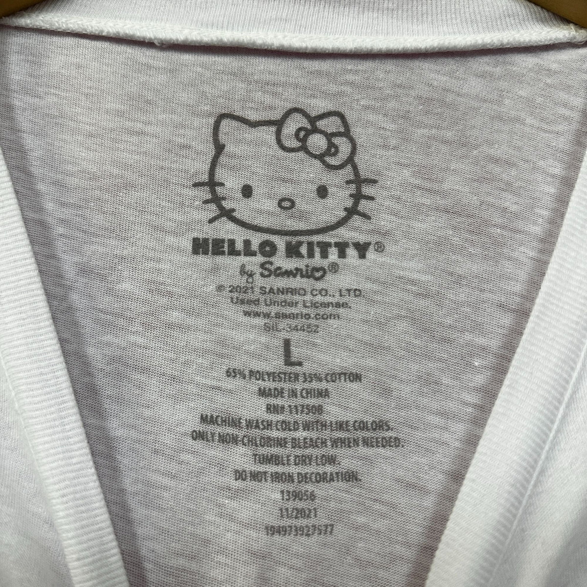 Hello Kitty Eating an Apple Kawaii Sanrio Anime Crop Top L product image 4